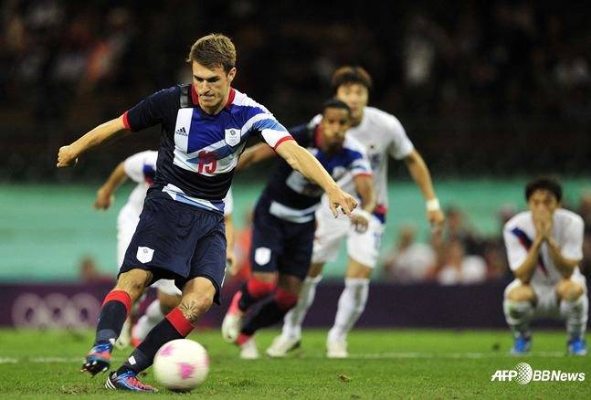 2012 런던올림픽 8강전 홍명보 감독이 이끄는 대한민국 올림픽 축구 국가대표팀과 경기 중 아론 램지가 페널티킥을 시도하고 있다. /AFPBBNews=뉴스1