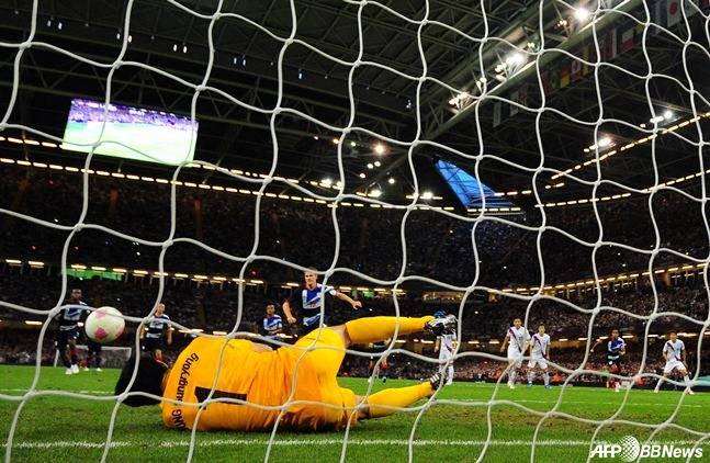 정성룡(아래)이 2012 런던올림픽 8강 영국 축구 국가대표팀과 경기 중 아론 램지의 페널티킥을 막아내고 있다. /AFPBBNews=뉴스1