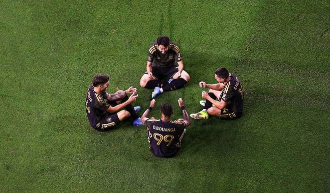 2026년에 득점이 터지지 않아 에이징 커브 논란이 일었떤 손흥민(LAFC)이 스스로 이를 이겨내고 있다.&nbsp;  미국 메이저리그사커(MLS)무대를 뒤집어 놓은 손흥민의 충격적인 공격 포인트 양산에 사무국마저 놀랐다.&nbsp;  MLS 사무국이 6일(한국시간) 손흥민과 드니 부앙가가 야만적인 경기력으로 올랜도를 무너뜨렸다며 집중조명 했다.&nbsp;  손흥민의 소속팀 LAFC가 지난 5일 미국 캘리포니아주 로스앤젤레스에 있는 BMO 스타디움에서 열린 올랜도 시티와의 2026 MLS 6라운드 홈 경기에 선발 출전해 전반에만 시즌 8∼11호 도움을 잇달아 기록하며 LAFC의 6-0 승리를 이끌었다. MLS