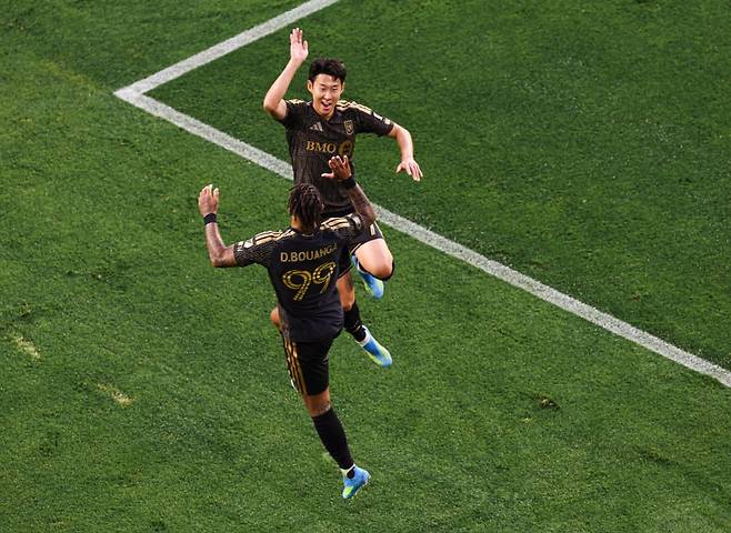 2026년에 득점이 터지지 않아 에이징 커브 논란이 일었떤 손흥민(LAFC)이 스스로 이를 이겨내고 있다.&nbsp;  미국 메이저리그사커(MLS)무대를 뒤집어 놓은 손흥민의 충격적인 공격 포인트 양산에 사무국마저 놀랐다.&nbsp;  MLS 사무국이 6일(한국시간) 손흥민과 드니 부앙가가 야만적인 경기력으로 올랜도를 무너뜨렸다며 집중조명 했다.&nbsp;  손흥민의 소속팀 LAFC가 지난 5일 미국 캘리포니아주 로스앤젤레스에 있는 BMO 스타디움에서 열린 올랜도 시티와의 2026 MLS 6라운드 홈 경기에 선발 출전해 전반에만 시즌 8∼11호 도움을 잇달아 기록하며 LAFC의 6-0 승리를 이끌었다. LAFC