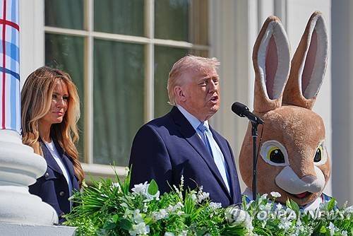 부활절 달걀굴리기 행사서 발언하는 트럼프 대통령 [AP=연합뉴스 자료사진. 재판매 및 DB 금지]