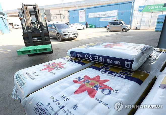 요소 비료 가격 급등…수급 상황은? (고양=연합뉴스) 김성민 기자 = 미국과 이란의 전쟁으로 요소와 인산 등의 수급이 어려워지며 화학 비료 가격이 급등하고 있다. 
    사진은 10일 고양 한 농자재 센터에 요소 비료가 쌓여 있다. 2026.3.10 ksm7976@yna.co.kr