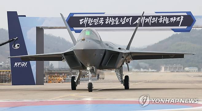 KF-21 양산 1호기 공개 (사천=연합뉴스) 한상균 기자 = 25일 경남 사천 한국항공우주산업(KAI)에서 KF-21 양산 1호기를 공개하고 있다. 2026.3.25 [청와대통신사진기자단] xyz@yna.co.kr