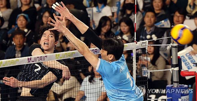 블로킹 뚫고 (천안=연합뉴스) 양영석 기자 = 6일 천안 유관순체육관에서 열린 프로배구 챔피언결정전 3차전 현대캐피탈과 대한항공 경기. 현대캐피탈 허수봉이 스파이크 공격하고 있다.2026.4.6 youngs@yna.co.kr