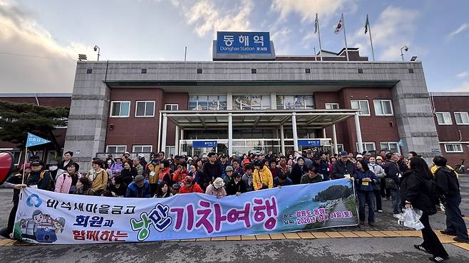동해시 찾은 단체 관광객 [동해시 제공. 재판매 및 DB 금지]