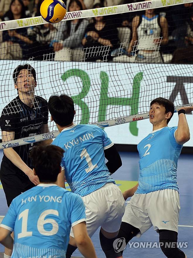 공중볼 어디로 (천안=연합뉴스) 양영석 기자 = 6일 천안 유관순체육관에서 열린 프로배구 챔피언결정전 3차전 현대캐피탈과 대한항공 경기. 대한항공 한선수가 공중볼을 바라보고 있다.2026.4.6 youngs@yna.co.kr