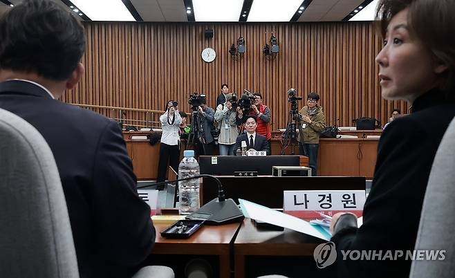 '민주당의 공소취소·재판조작 진상규명 청문회' 참석한 박상용 검사 (서울=연합뉴스) 신현우 기자 = 쌍방울 대북송금 사건을 수사했던 박상용 검사가 7일 국회에서 윤석열 정권 정치검찰 조작기소 의혹 사건 진상규명 국정조사특별위원회 국민의힘 의원들이 연 '민주당의 공소취소·재판조작 진상규명 청문회'에 참석해 의원 질의를 기다리고 있다. 2026.4.7 nowwego@yna.co.kr