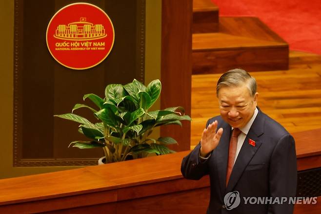 베트남 '1인자' 럼 서기장, 주석도 겸직…막강 권한 확보 (하노이 EPA=연합뉴스) 7일(현지시간) 하노이 국회에서 국가주석으로 인준된 또 럼 베트남 공산당 서기장이 손을 흔들고 있다.