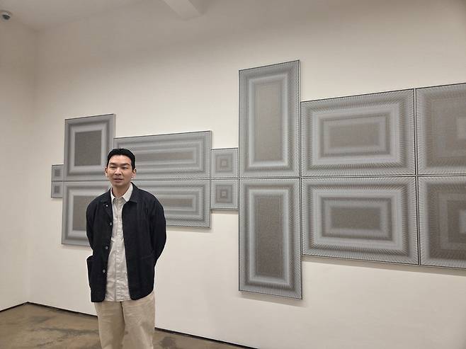 지근욱 작가 (서울=연합뉴스) 박의래 기자 = 지근욱 작가가 7일 서울 소격동 학고재에서 작품에 대해 설명하고 있다. 2026.4.7. laecorp@yna.co.kr