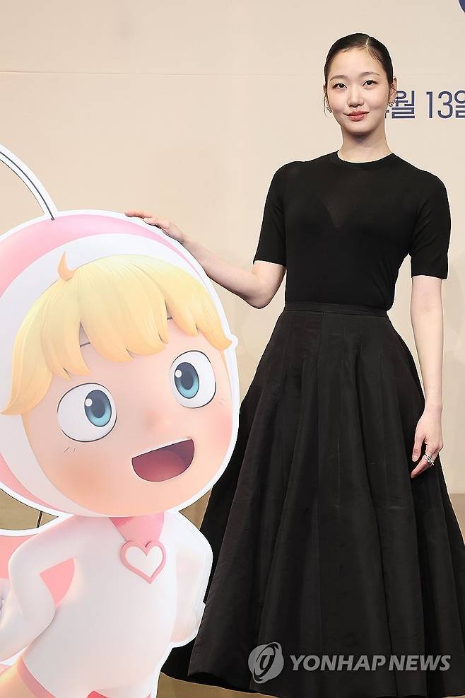 김고은, 유미의 세포와 함께 (서울=연합뉴스) 강민지 기자 = 배우 김고은이 7일 서울 구로구 더링크호텔에서 열린 티빙 오리지널 시리즈 '유미의 세포들 시즌3' 제작발표회에서 포즈를 취하고 있다. 2026.4.7 mjkang@yna.co.kr