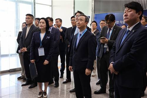 임문영 국가인공지능전략위원회 상근부위원장과 지역특별위원회 위원들이 7일 경남 창원 LG 스마트공장을 방문한 모습. [국가AI전략위원회 제공. 재판매 및 DB 금지]