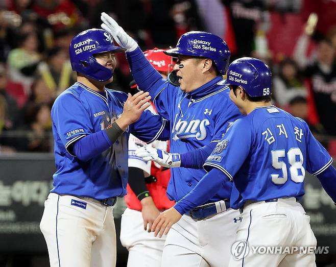 최형우, 쐐기 홈런 (광주=연합뉴스) 조남수 기자 = 7일 광주기아챔피언스필드에서 열린 프로야구 삼성 라이온즈와 KIA 타이거즈의 경기. 삼성 최형우가 9회초에 스리런 홈런 날리고 홈인하며 류지혁을 격려하고 있다. 2026.4.7 iso64@yna.co.kr