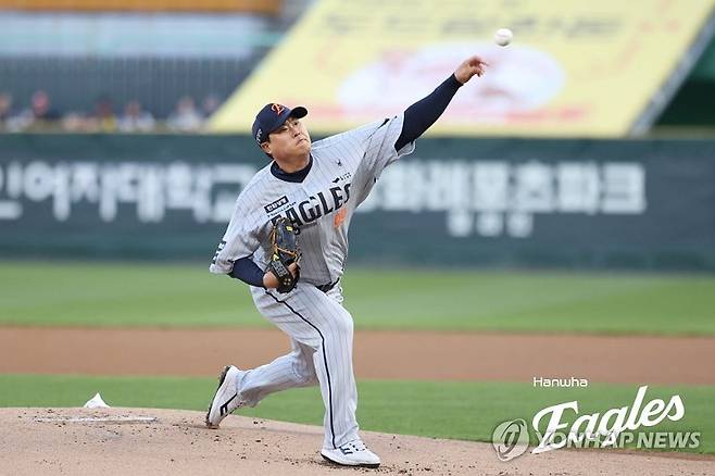 한화 류현진, KBO 역대 최고령·최소 경기 1천500 탈삼진 달성 (서울=연합뉴스) 한화 이글스의 베테랑 좌완 에이스 류현진(39)이 프로야구 통산 7번째이자 최고령·최소 경기 1천500탈삼진을 달성했다.
    류현진은 7일 인천 SSG 랜더스필드에서 열린 2026 신한 SOL KBO리그 정규시즌 SSG 랜더스와 방문 경기에 선발 등판해 통산 1천500탈삼진을 기록했다. 사진은 이날 경기에서 투구하는 류현진. 2026.4.7 [한화 이글스 제공. 재판매 및 DB 금지] photo@yna.co.kr