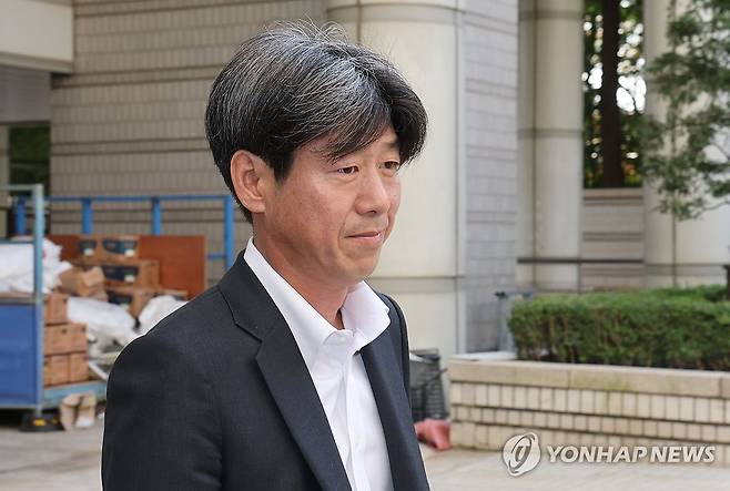 선고공판 출석하는 남욱 변호사 (서울=연합뉴스) 최재구 기자 = 대장동 개발 비리 의혹으로 재판에 넘겨진 남욱 변호사가 31일 서울 서초구 중앙지법에서 열린 1심 선고공판에 출석하고 있다. 2025.10.31 [공동취재] jjaeck9@yna.co.kr