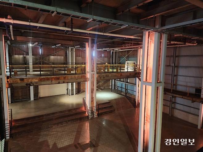 코스모40의 1~2층에 해당하는 메인홀은 각종 전시와 공연, 콘텐츠 촬영 등이 이뤄지는 복합문화공간이다. 최근에도 이곳에서 온라인 OTT 플랫폼의 콘텐츠 촬영이 진행됐다. 2026.4.8 /한달수기자 dal@kyeongin.com