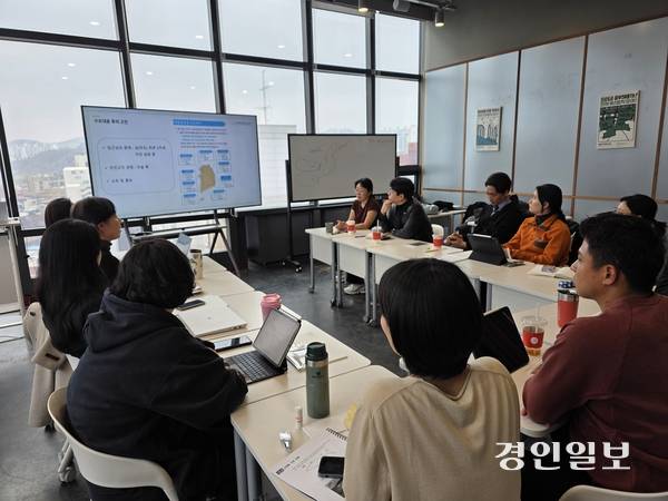 지난달 초 플랜오션이 자원봉사자들과 함께 해양동물 좌초 대응에 대해 이야기를 나누는 자리를 마련하고 현재 시스템 등에 대해 논의하고 있다. /구민주기자 kumj@kyeongin.com