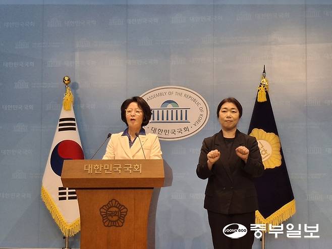 추미애 더불어민주당 경기도지사 후보가 8일 국회 소통관에서 기자회견을 열고 당내 경선 관련 입장을 발표하고 있다. 양성모 기자