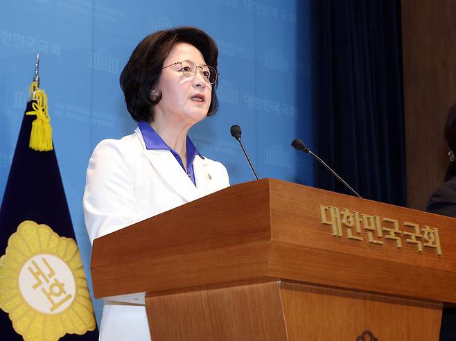 6·3 지방선거 더불어민주당 경기도지사 후보로 확정된 추미애 의원이 8일 국회 소통관에서 기자회견을 열고 있다. 연합뉴스