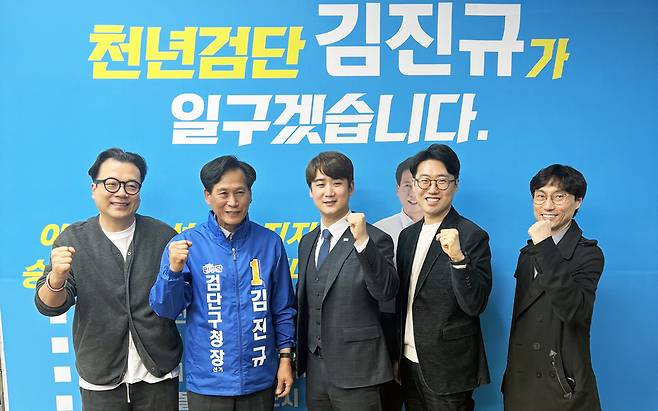 김진규 인천 검단구청장 예비후보가 권중우 ㈜컨벤져스 대표와 AI 창업 인큐베이팅과 관련 구체적인 간담회 및 자문위촉을 가진뒤 기념촬영을 하고 있다.