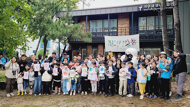 어린이들이 저어새 생태학습관 앞에서 저어새 환송잔치를 열고 있는 모습. <인천시 제공>