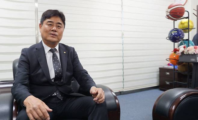 김덕건 (주)건영식품 대표이사가 대전 대덕구 신탄진에 위치한 본사에서 인터뷰를 하고 있다. (사진=김흥수 기자)