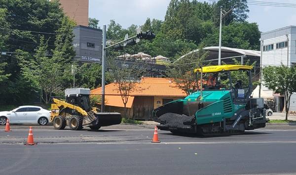 아스콘 덧씌우기 공사 모습. /충청타임즈DB