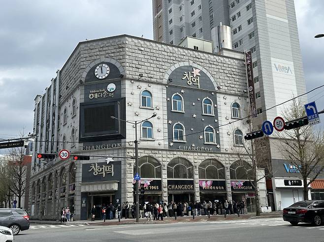 광주 북구 중흥동에 위치한 창억떡 본점 앞. 떡을 구입하기 위해 기다리는 시민들이 줄을 서고 있다. /이서영 기자 dec@namdonews.com