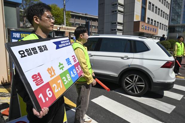 중동전쟁 여파로 인한 에너지 위기가 계속되고 있는 가운데 8일 오전 광주시 북구청 공영주차장 입구에서 직원들이 차량 5부제 안내 피켓을 들고 단속 중이다.  /김진수 기자 jeans@kwangju.co.kr