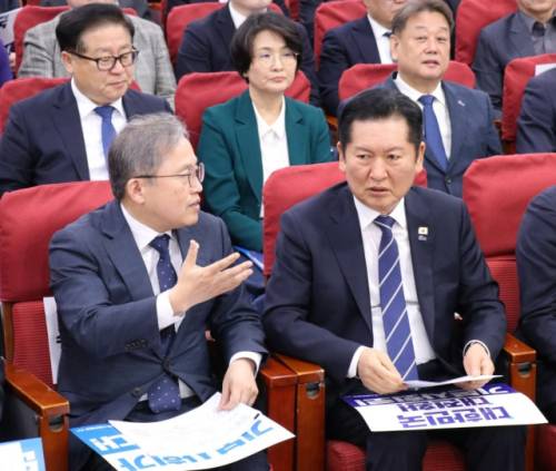 ◇더불어민주당 송기헌(원주을) 의원이 수석부위원장을 맡은 ‘민주당 기본사회위원회’가 7일 국회의원회관에서 3기 출범식을 개최하고, 새로운 조직 구성과 정책 비전 및 향후 활동 방향을 공식화했다.