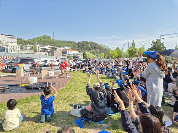 김해지혜의바다도서관에서 야외 교육활동 프로그램을 운영하고 있는 모습. / 김해지혜의 바다 도서관