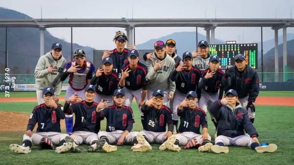 하동 금남고등학교 야구부가 지난달 15일 밀양BC에 7-0, 7회 콜드게임 승리를 거둔 뒤 기념 촬영을 하고 있다. /금남고 야구부