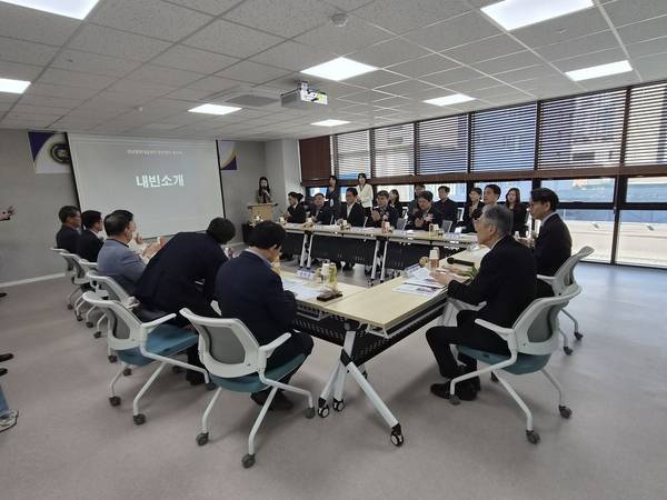 경남도와 경남경영자총협회가 운영하는 '경남행복내일센터 양산지소'가 8일 개소식을 열고 동부권 중장년층을 위한 맞춤형 고용 지원 서비스를 제공한다. /양산시