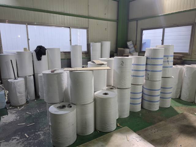 서대구 섬유수출용 PP박스를 제조하는 한 업체 공장에 PP마대가 적재돼 있다. 현재 확보한 물량은 일주일 분량으로 향후 수급이 어려운 상황이다. 정우태 기자