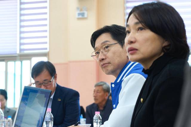 장애인 단체 간담회에서 김경수 후보와 서미화 의원이 참석자의 발언을 경청하고 있다. 민주당 제공
