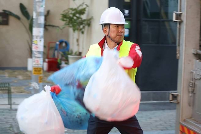 ▲ 김장호 구미시장 예비후보가 8일 새벽 인동로데오거리 일대에서 환경정비 활동을 펼치고 있다. 김장호 페이스북 캡처