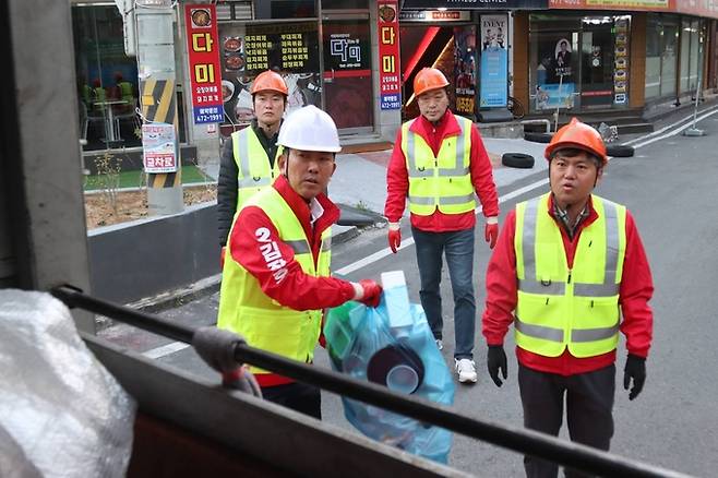 ▲ 김장호 구미시장 예비후보가 8일 새벽 인동 로데오 거리를 찾아 김창혁 경북도의원, 소진혁·김근한 시의원과 함께 쓰레기를 치우고 있다. 김장호 페이스북 캡처