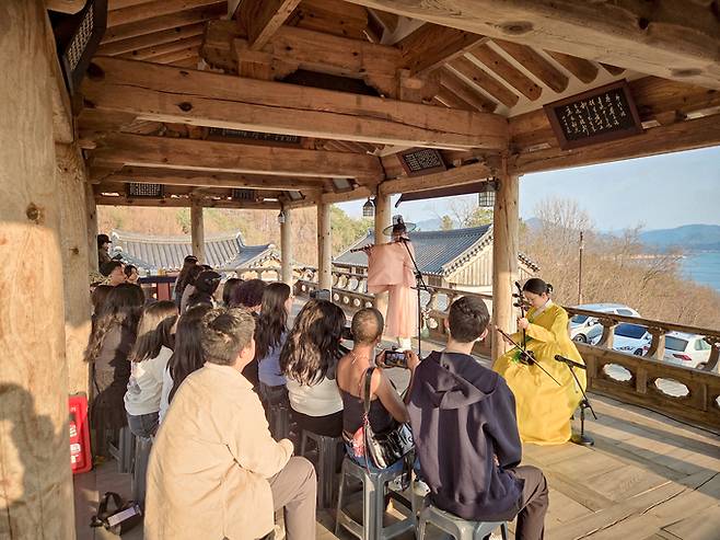 ▲ 한국국학진흥원이 KSI연수원이 국내 외국인 교환학생을 대상으로 운영한 전통문화 체험 프로그램이 한국문화의 깊이를 '현장성'으로 전달하는 새로운 한류 모델로 주목받고 있다.