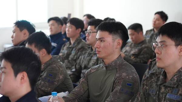 강의를 듣고 있는 군장병 [출처= 신복위]