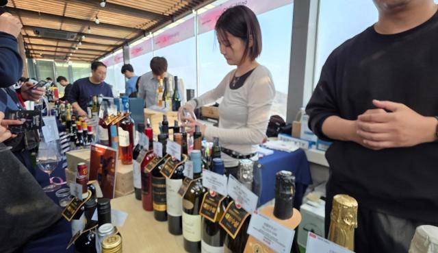 지난 4일 서울 남산 ‘N서울타워’에서 열린 ‘2026 남산 와인페어’에서 방문객들이 와인 시음을 하고 있다. [사진=CJ푸드빌]