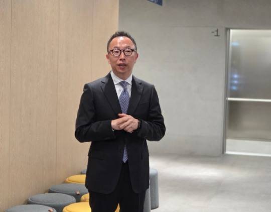 지난달 정기 주주총회에서 기자들과 만나 경여권 매각에 대해 설멸하고 있는 한상우 카카오게임즈 대표. / 사진=게임기자단