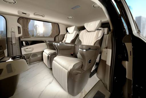 기아 카니발을 기반으로 제작된 노블클라쎄 ST9 차량 실내 모습.