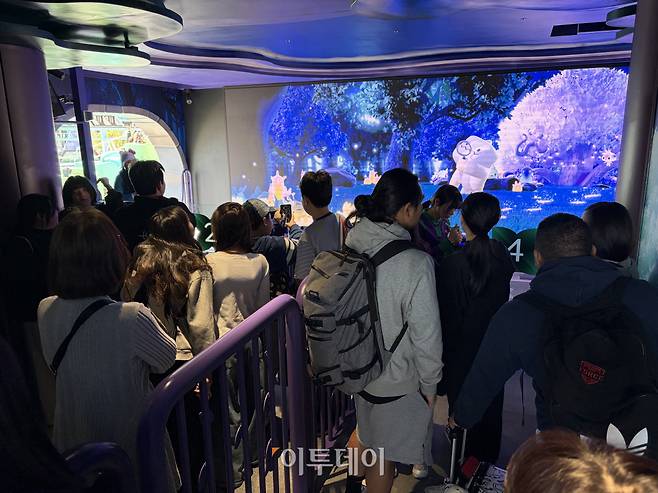 7일 서울 송파구 롯데월드 어드벤처 메이플 스토리 아일랜드 존에 마련된 스톤익스프레스를 타기 위해 방문객들이 줄을 서 있는 모습.(송석주 기자 ssp@)
