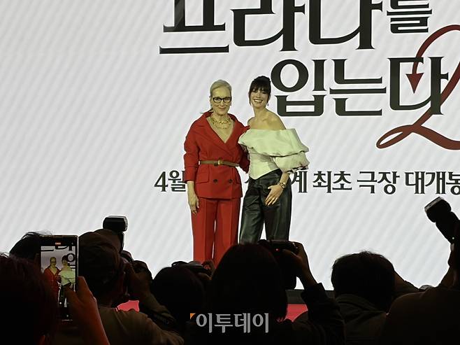 영화 '악마는 프라다를 입는다 2' 기자간담회가 열린 8일 서울 종로구 포시즌스호텔에서 배우 메릴 스트리프(왼쪽)와 앤 해서웨이가 포즈를 취하고 있다.(송석주 기자 ssp@)