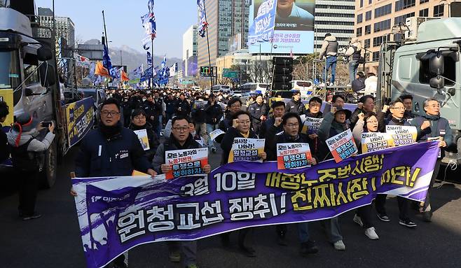 '노란봉투법'(노동조합 및 노동관계조정법 2·3조 개정 법률) 시행 첫날인 지난달 10일 서울 세종로에서 열린 민주노총 투쟁 선포대회에서 집회를 마친 민주노총 조합원 등이 행진하고 있다.(연합뉴스)