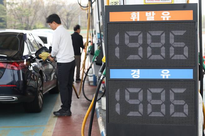 ▲서울의 한 주유소에서 운전자들이 주유를 하고 있다.
