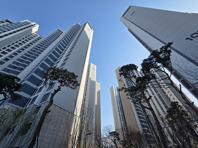 ▲서울 강동구 길동 '강동 헤리티지자이' 아파트 전경. 전세가보다 낮은 분양가로 무순위 청약 물량이 나오며 '로또 청약' 논란이 확산되고 있다. 사진=장혜원 기자