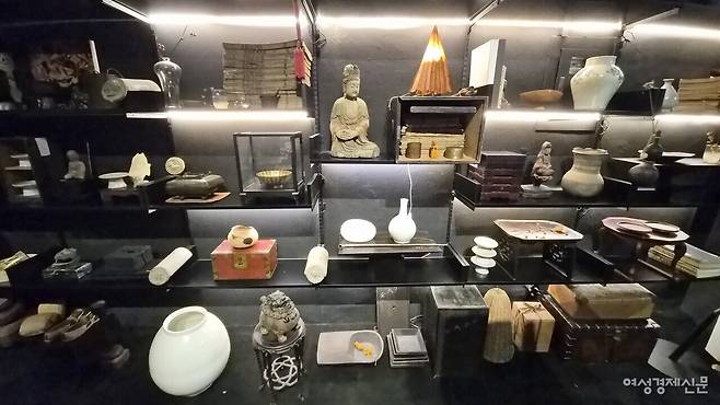 책가도 형식을 착안해 진열한 OF 내부 /류빈 기자