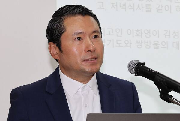 2023년 10월 23일 경기도의회 중회의실에서 쌍방울 대북송금 의혹(외국환거래법 위반), 뇌물 및 정치자금법 위반 등의 혐의로 재판 중인 이화영 전 경기도 평화부지사의 변호인 김현철 변호사가 기자회견을 열고 재판부(수원지법 형사11부) 기피신청서를 제출하는 사유에 대해 밝히고 있다. 2023.10.23. 연합뉴스