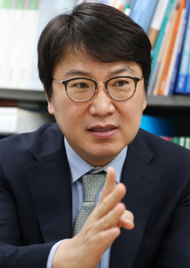 정도진 중앙대 경영학부 교수가 7일 서울 동작구 중앙대학교 교수실에서 이데일리와 인터뷰를 진행하고 있다. (사진=김태형 기자)