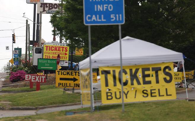 마스터스 개막을 앞두고 오거스타 내셔널 골프클럽 주변에선 티켓을 판매하는 리셀러가 곳곳에 등장하고 있다. (사진=AFPBBNews)